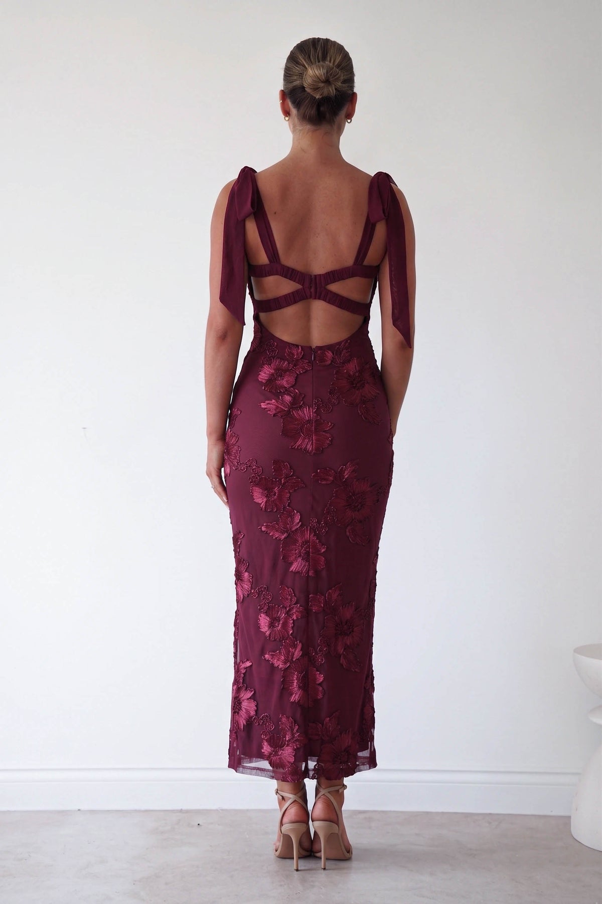 Vestido Largo con Flores Aplicadas Mahalia Burdeos - Oh Hello Clothing