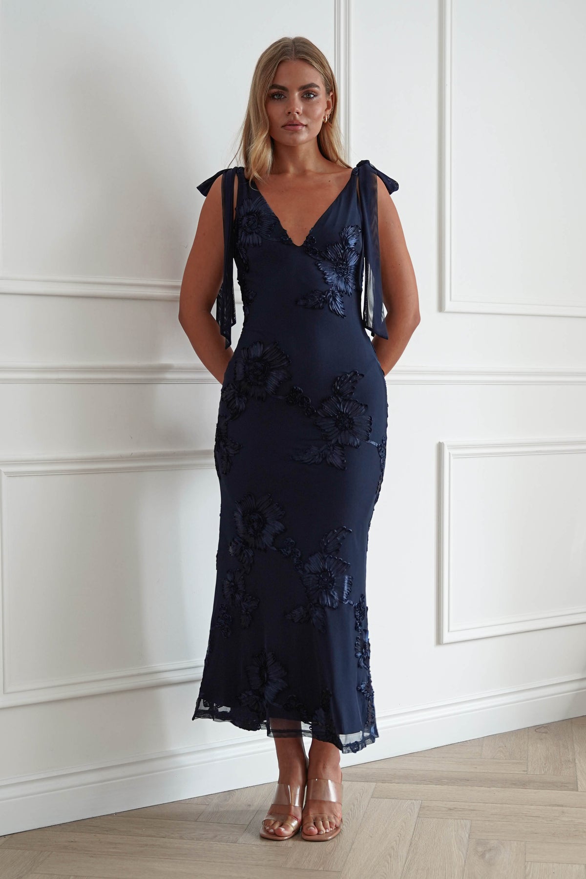 1*DONE-Cyra Floral Maxi-Kleid mit Applikationen | Neue Farbe – Marine (Kopie) (Kopie)