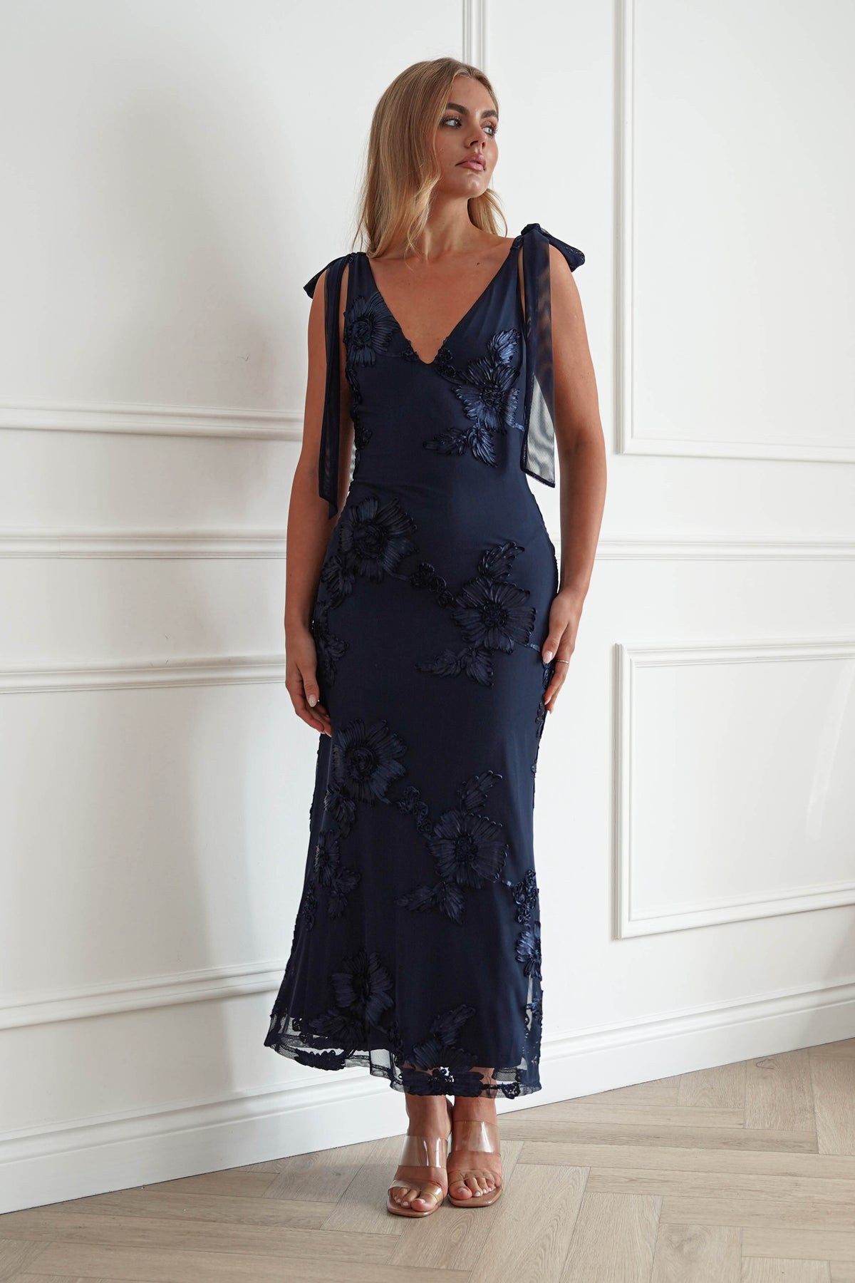 1*DONE-Cyra Floral Maxi-Kleid mit Applikationen | Neue Farbe – Marine (Kopie) (Kopie)