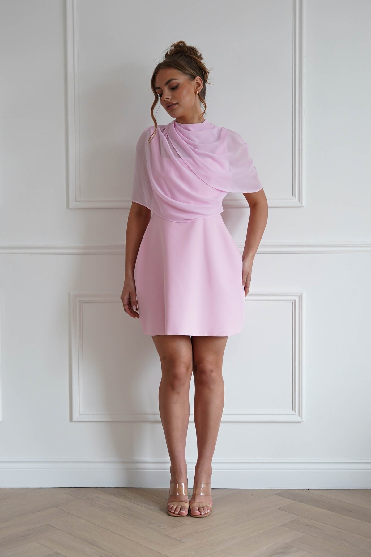 Vestido Corto Estructurado de Gasa con Capa Millie Rosa - Oh Hello Clothing