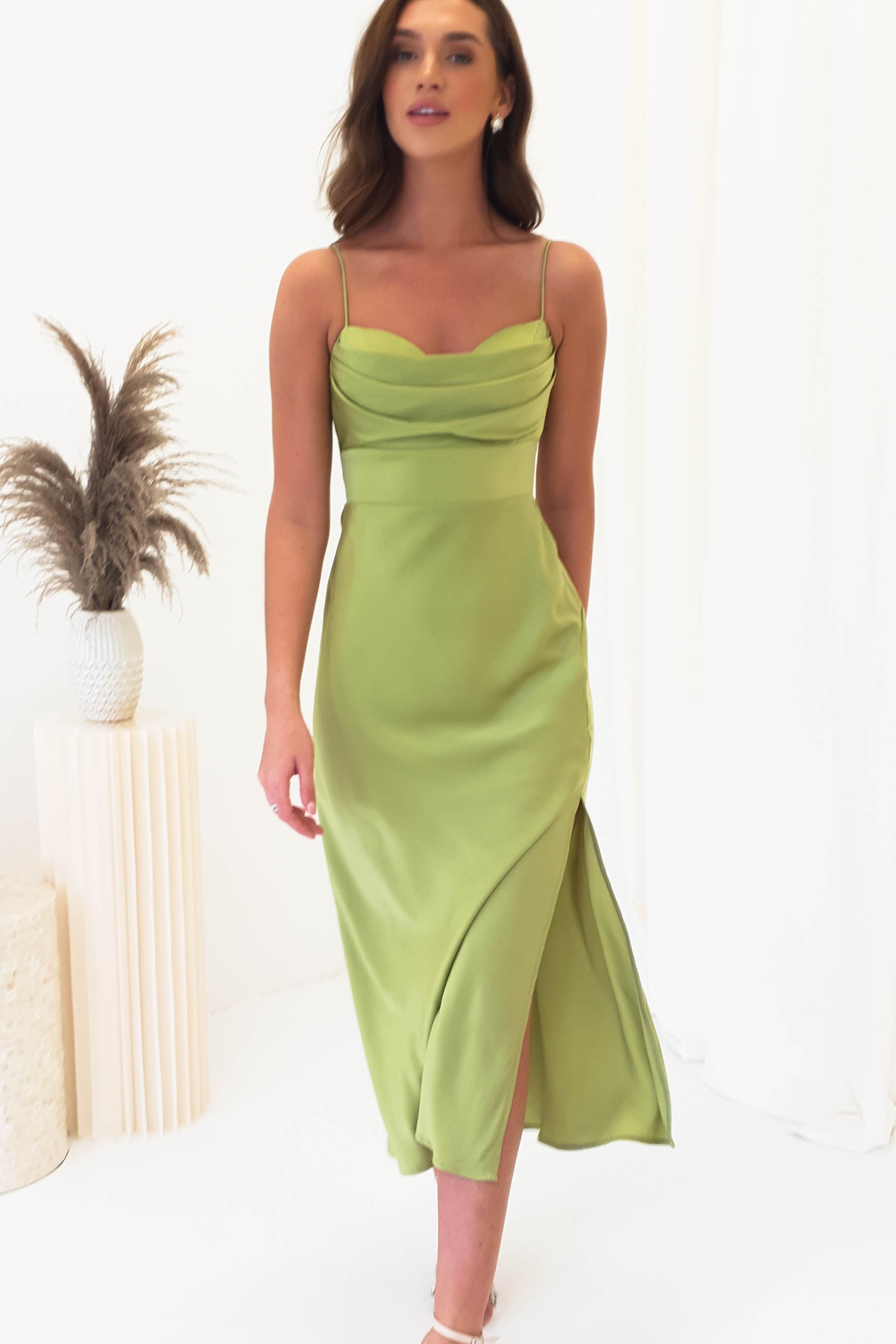 Satynowa sukienka midi Clara z okrągłym dekoltem | Zielona oliwka